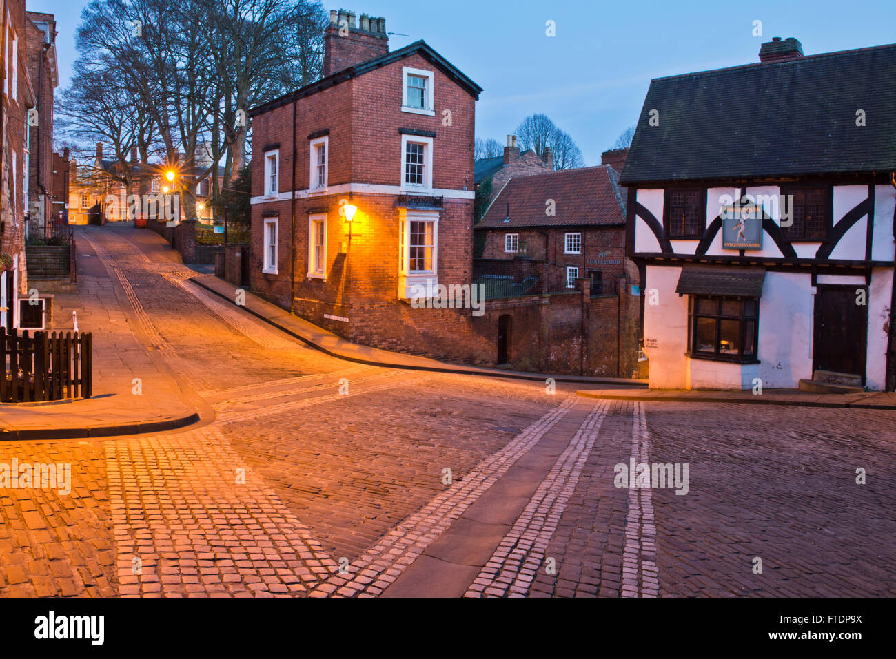 Twilight-Bild mit Blick auf Christi Krankenhaus Terrasse aus steilen Hügel in der Altstadt von Lincoln, Lincolnshire, UK Stockfoto