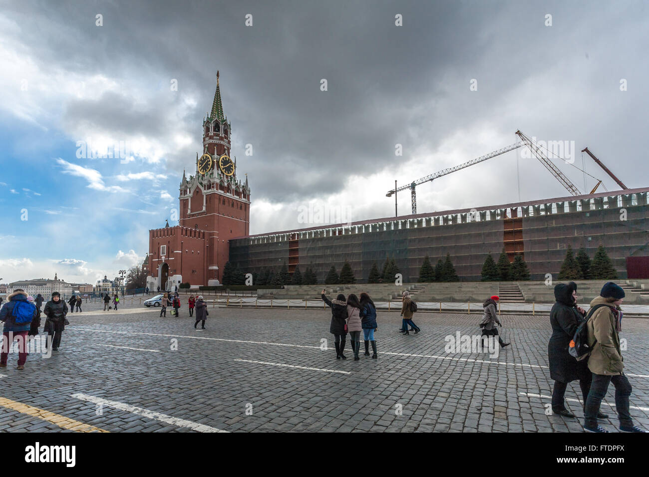 Moskau, Russland - 20. März 2016: Im Kreml brechen alte Gebäude und bauen neue, nicht wirklich klar, warum. Stockfoto