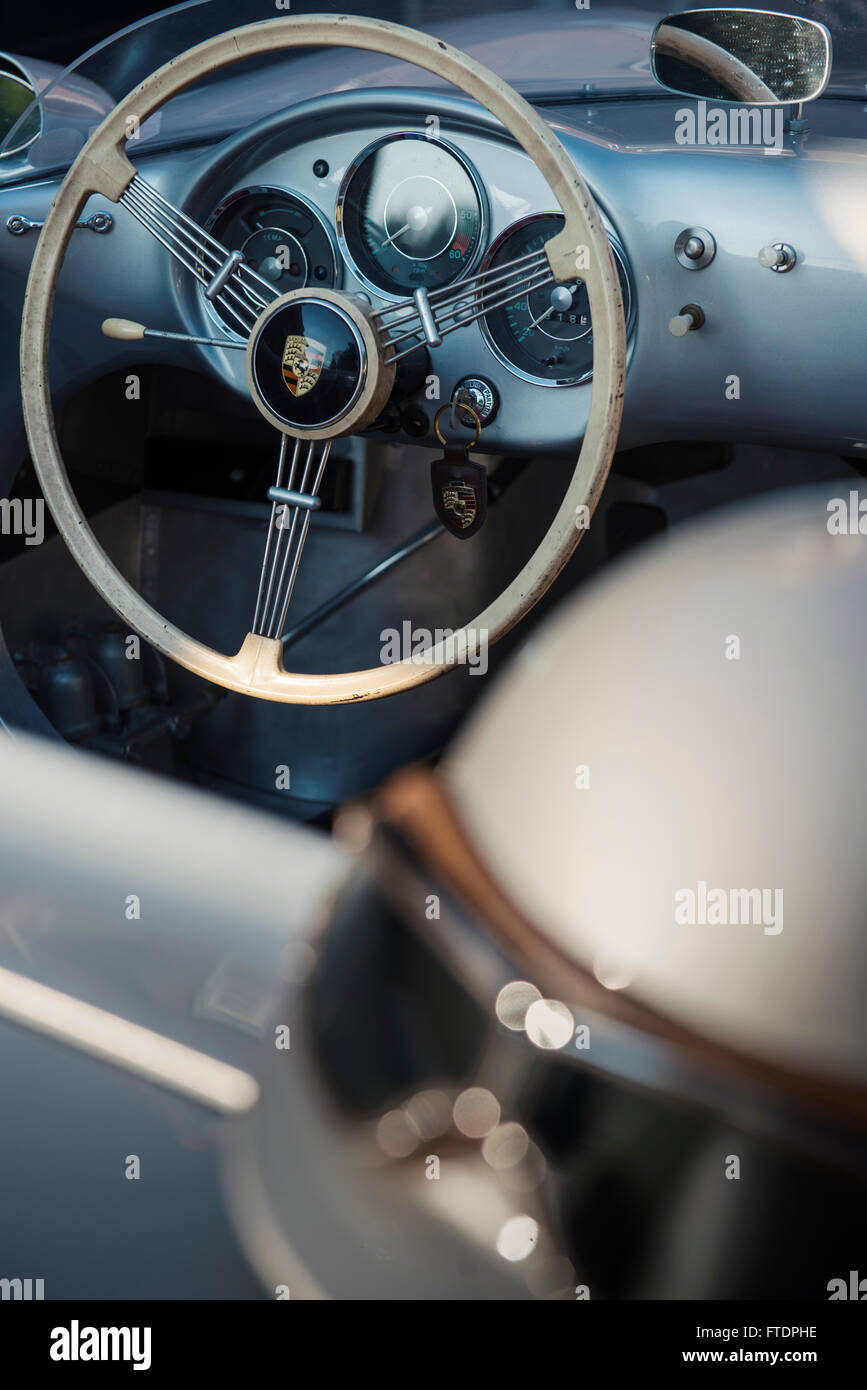 Lenkrad und Innenausstattung von einem Porsche 550 Spyder Sport Oldtimer mit Helm und Brille Stockfoto