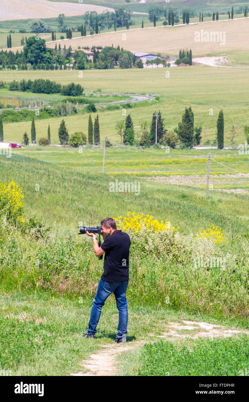 Landschaftsfotograf am Arbeitsplatz auf Hügeln der Toskana Stockfoto