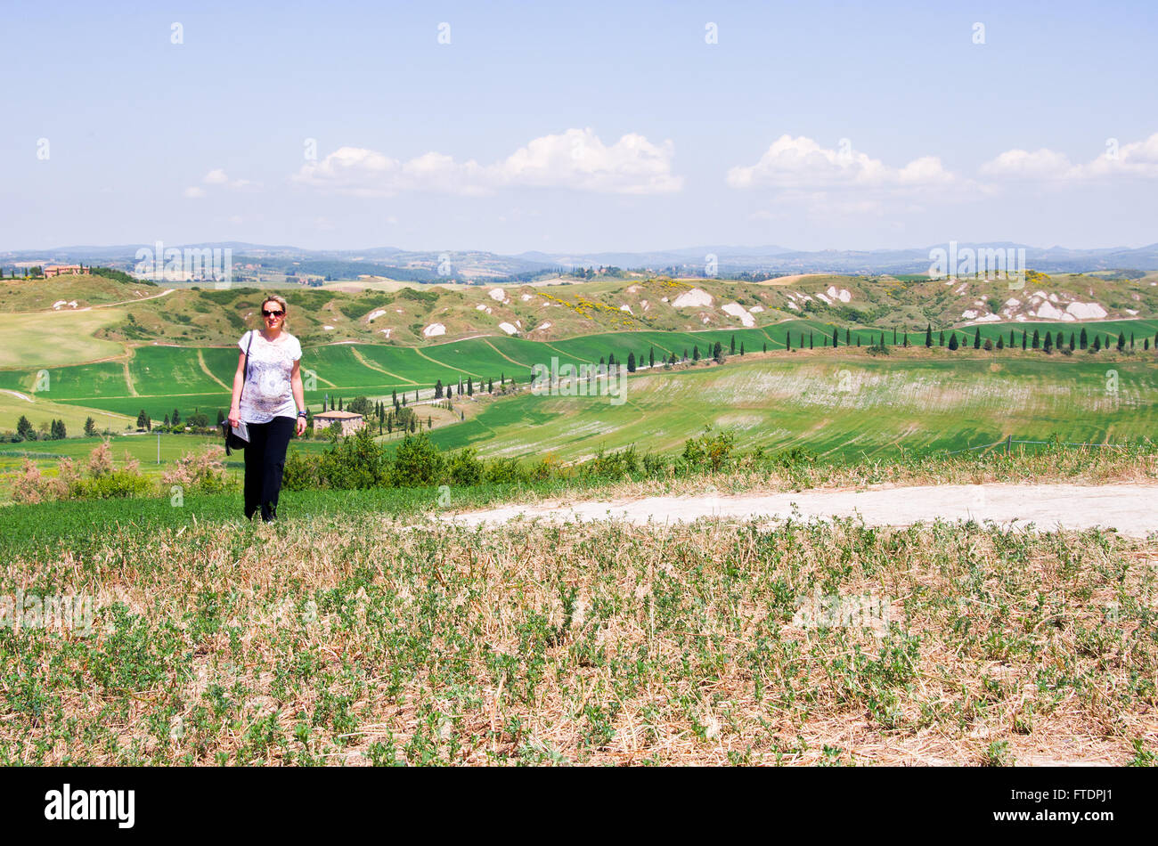 Frau touristische Wanderung durch Crete Senesi während der Sommerferien in Italien Stockfoto