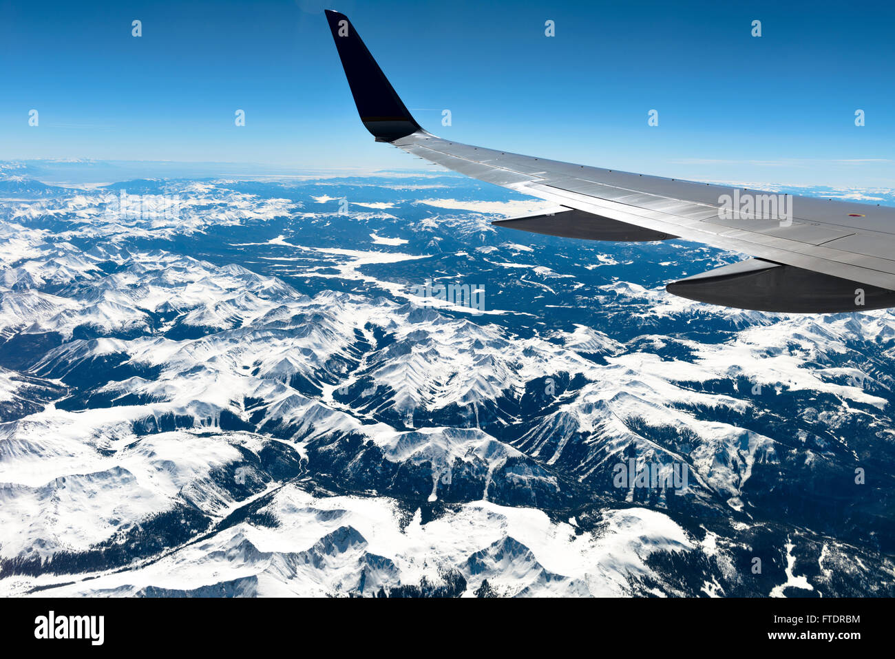 Fliegen über Colorado Rocky - Luftaufnahme von schneebedeckten Rocky Mountain in Colorado, USA. Stockfoto