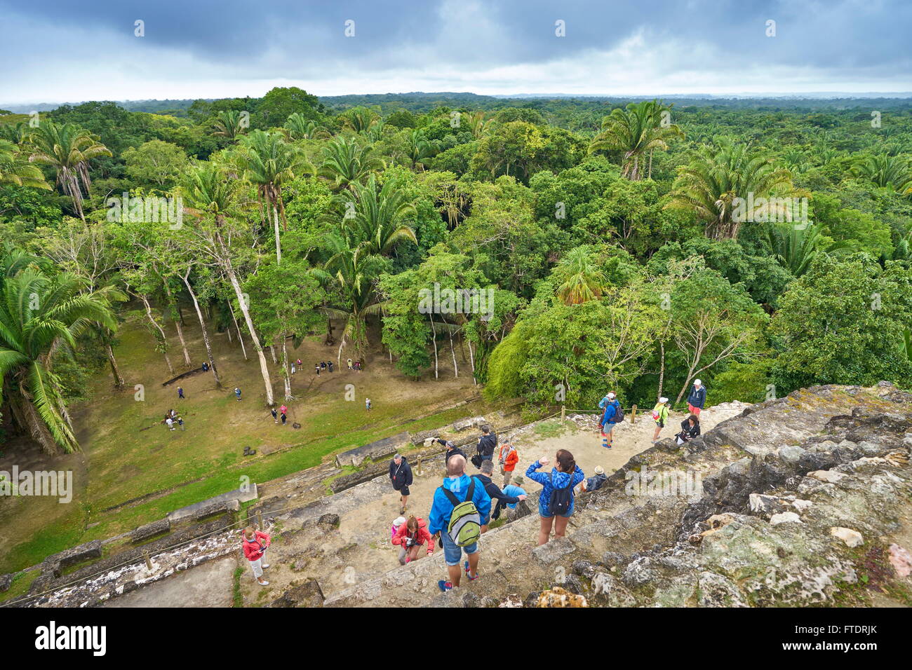 Touristen genießen Sie den Blick von der Spitze der hohen Tempel, alte Maya-Ruinen, Lamanai, Belize Yucatan Stockfoto