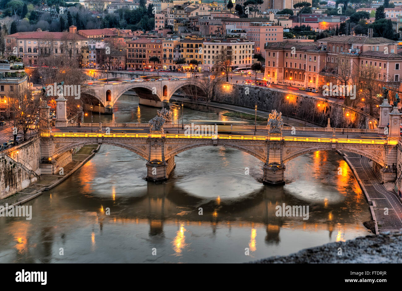 Roma, Italien. Nacht-Bild der Brücke Vittorio Emanuele in der Nähe des Vatikans, fotografiert von Castel Sant Terrasse. Stockfoto