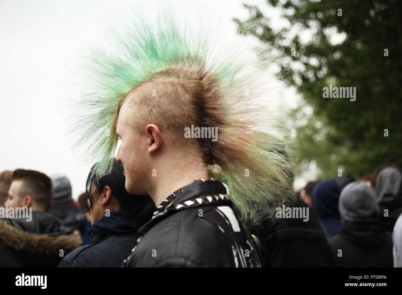 Mann trägt einen Punk-Stil hören im Londoner Hyde park Stockfoto