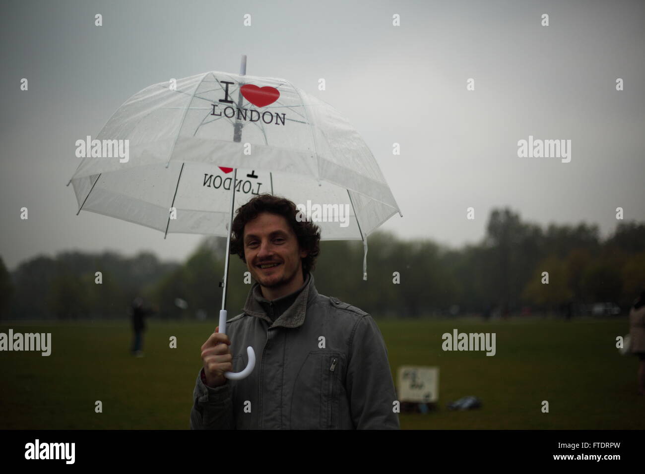 Mann hält einen Regenschirm mit ich liebe London geschrieben, Hyde Park London April 2014 Stockfoto