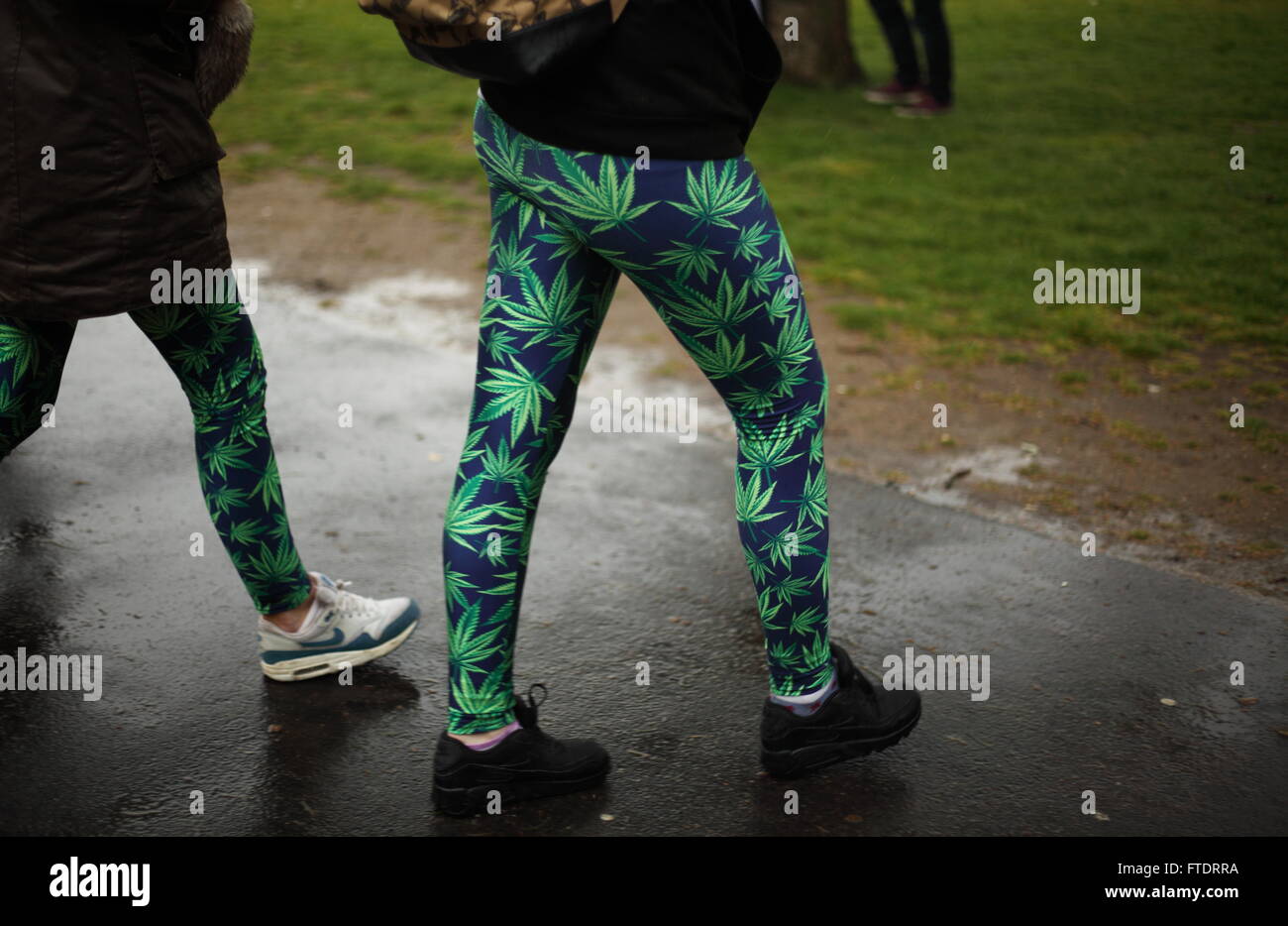 Menschen versammelten sich am Hyde Park in London bei 4/20-Veranstaltung für die Legalisierung von Cannabis 20.04.2014 Stockfoto