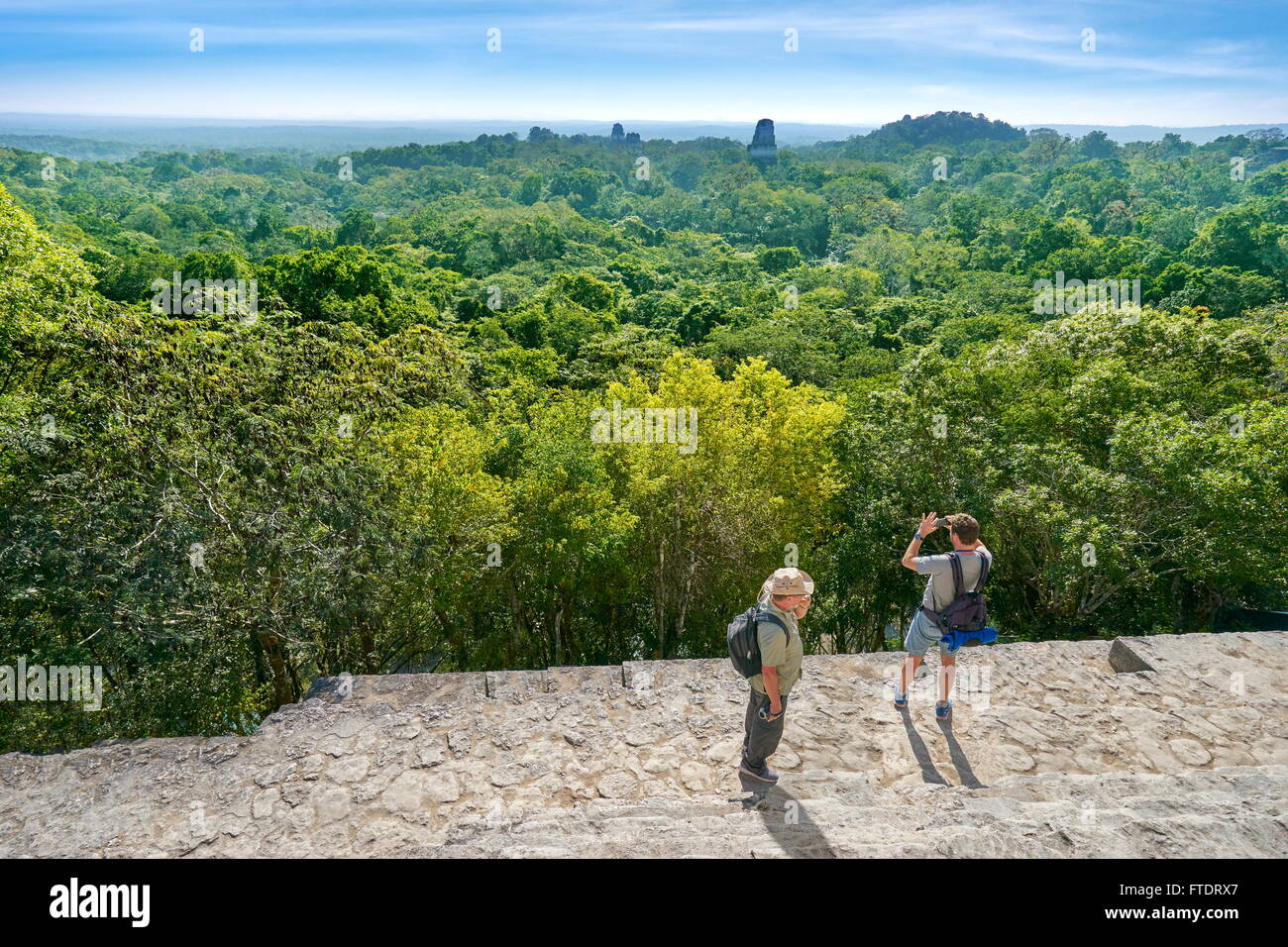 Touristen auf der Oberseite der alten Maya-Ruinen, Tempel IV, Tikal National Park, Yucatan, Guatemala Stockfoto