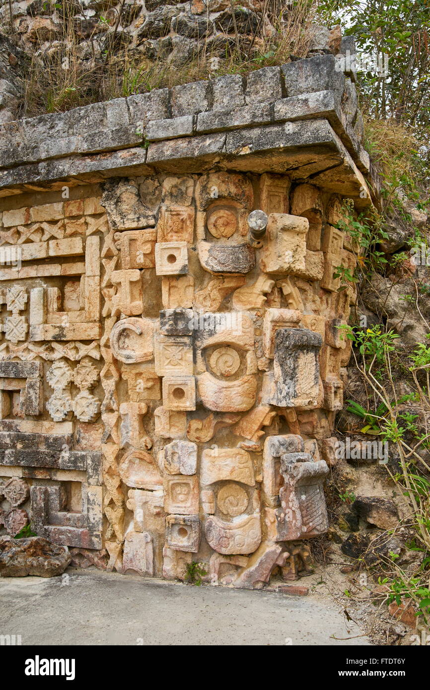Steinskulptur an der alten Maya-Ruinen, Tempel Nonnenkloster Viereck, Yucatan, Mexiko Stockfoto