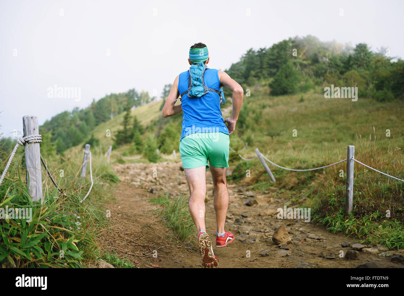 Kaukasischen Mann läuft am Mount Daibosatsu, Yamanashi Präfektur, Japan Stockfoto