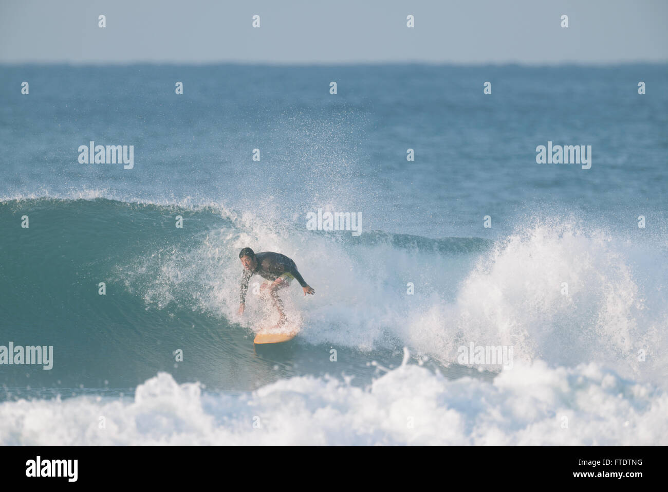 Japanische Surfer Reiten Welle Stockfoto