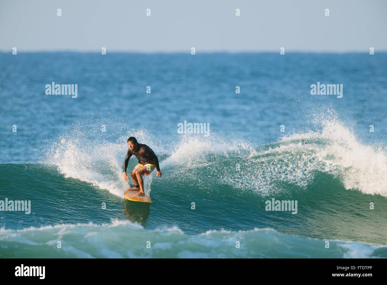 Japanische Surfer Reiten Welle Stockfoto