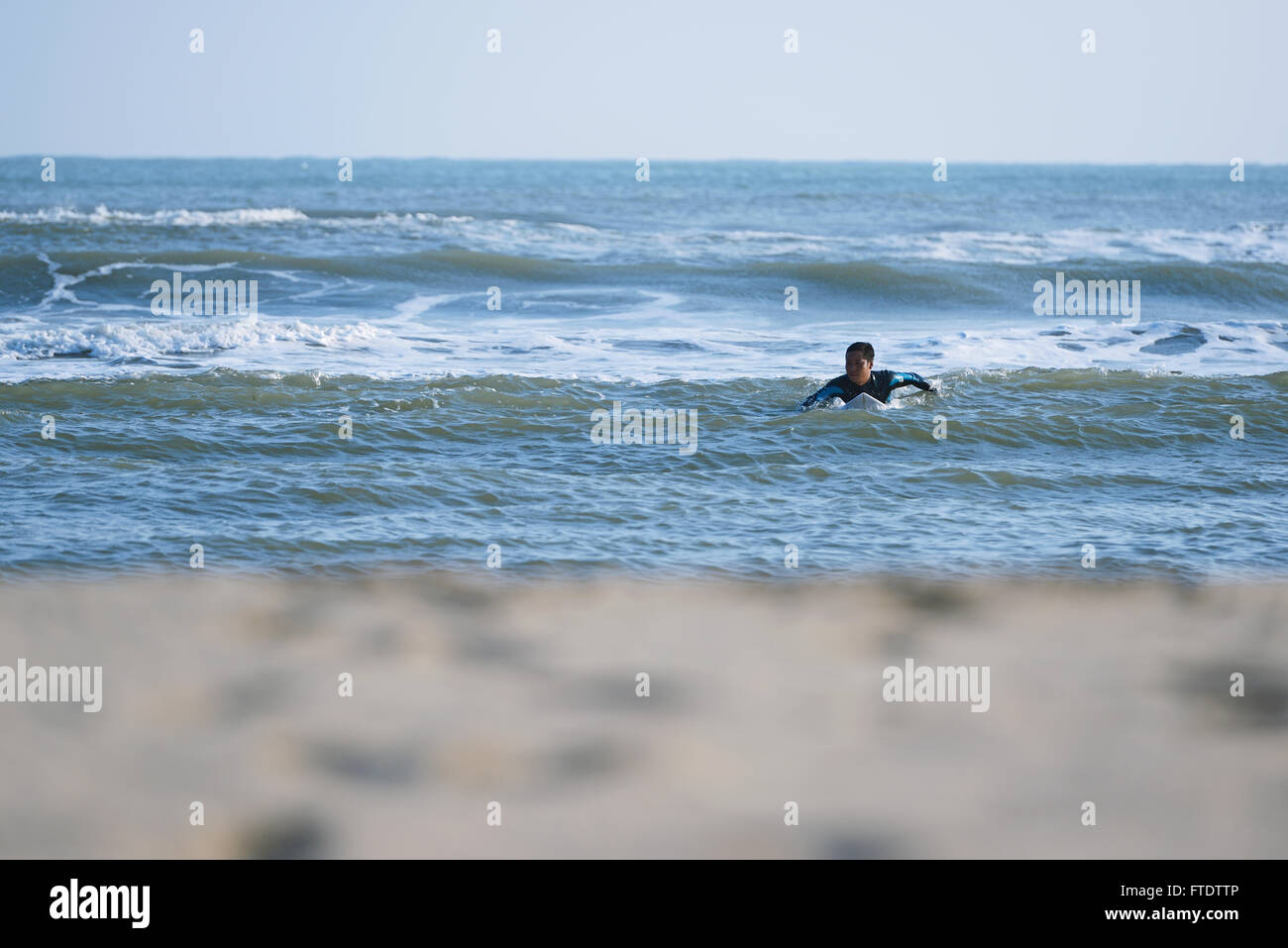 Japanische Surfer Paddeln im Meer Stockfoto