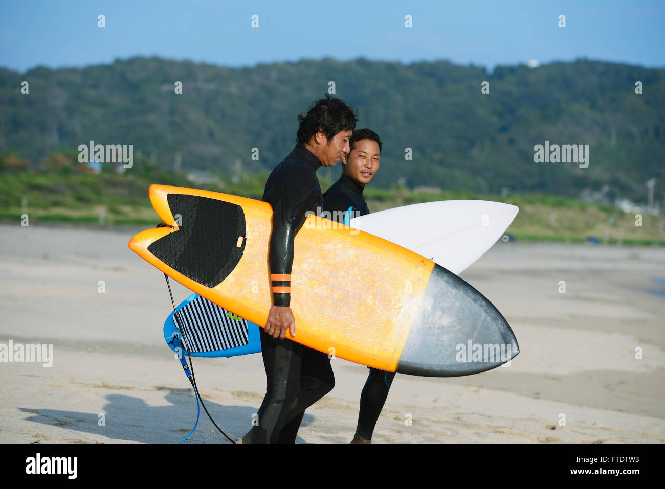 Japanische Surfer am Strand Stockfoto