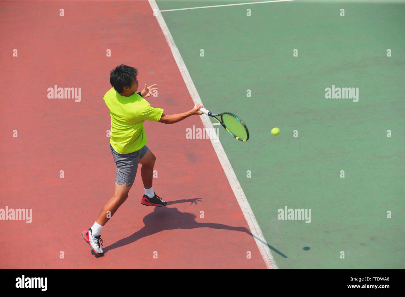 Junge japanische Tennisspielerin in Aktion Stockfoto