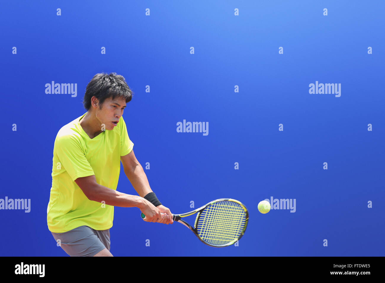 Junge japanische Tennisspielerin in Aktion Stockfoto