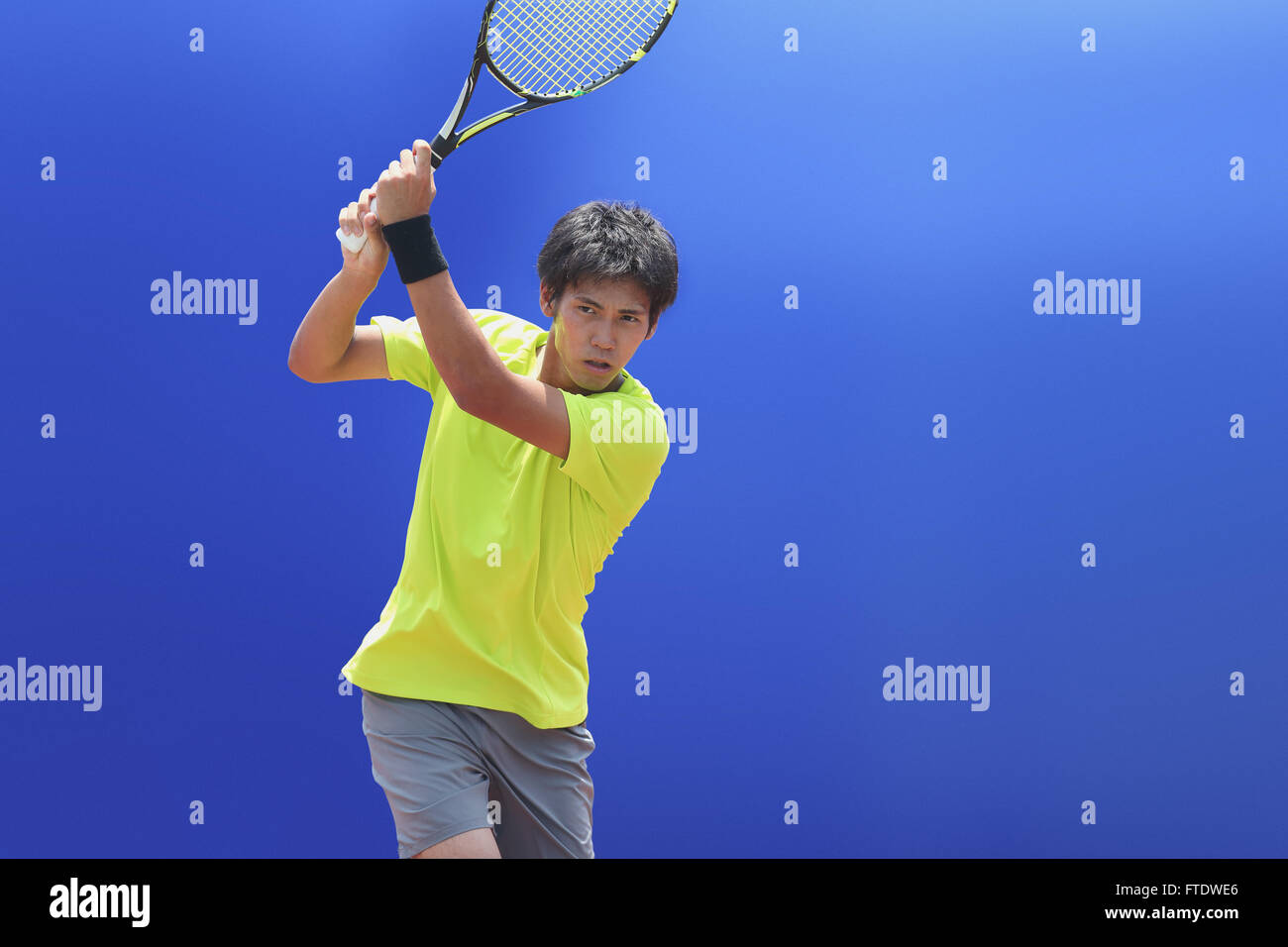 Junge japanische Tennisspielerin in Aktion Stockfoto