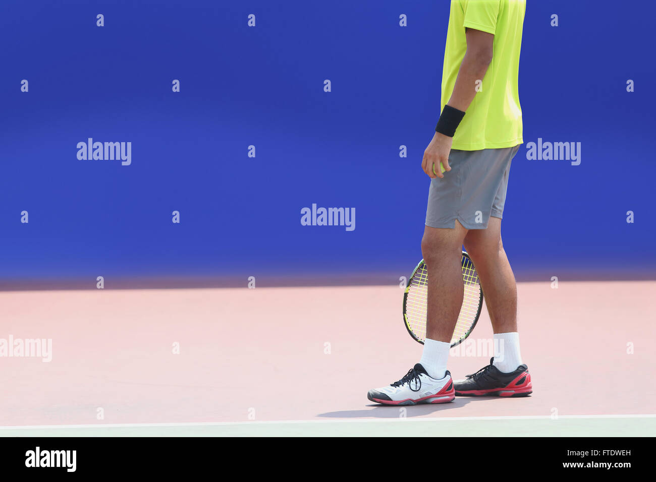 Junge japanische Tennisspielerin in Aktion Stockfoto