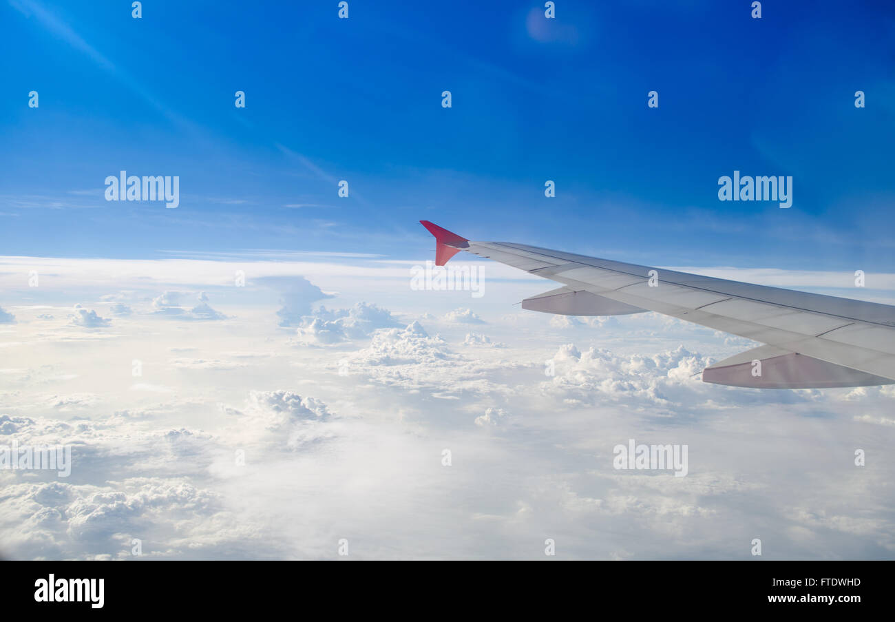 Flugzeugflügel und Himmel Stockfoto
