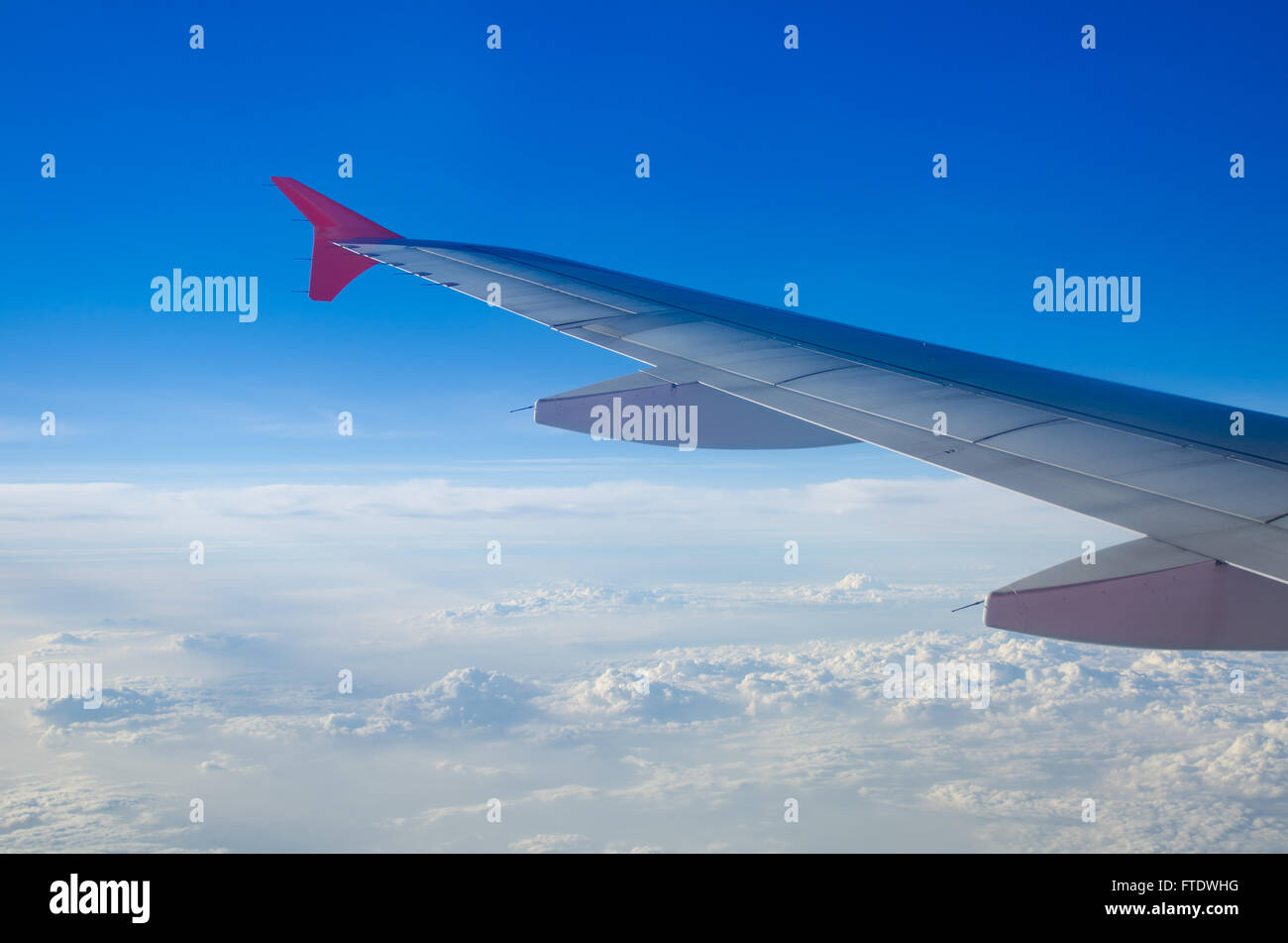 Flugzeugflügel und Himmel Stockfoto