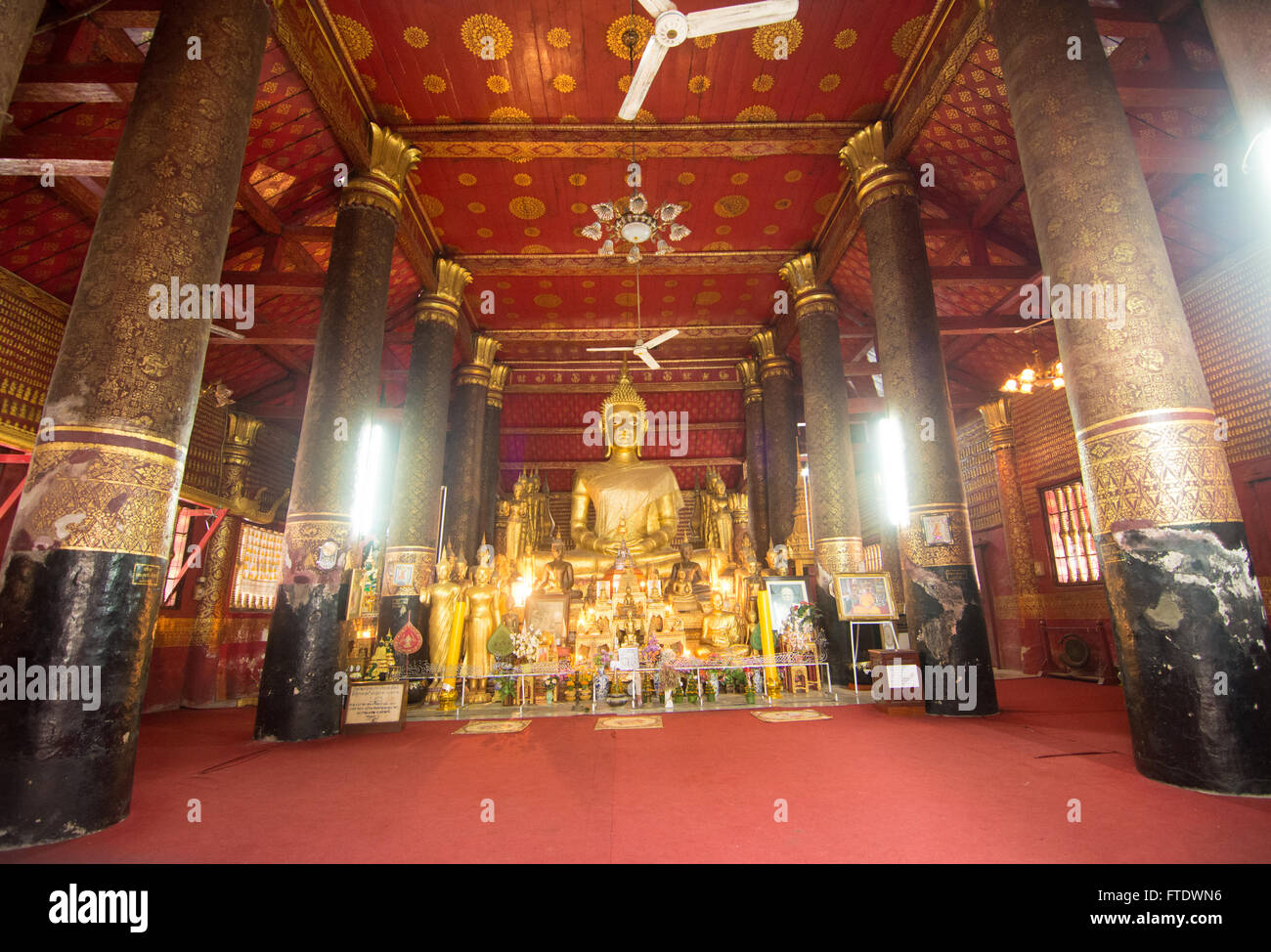 Buddha-Statue im Wat Mai, Weltkulturerbe Luang Prabang, Laos Stockfoto