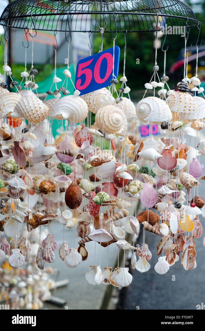 Mobile, hergestellt aus verschiedenen Schalen zum Verkauf in Phuket, Thailand Stockfoto