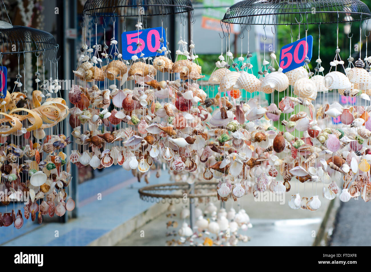 Mobile, hergestellt aus verschiedenen Schalen zum Verkauf in Phuket, Thailand Stockfoto