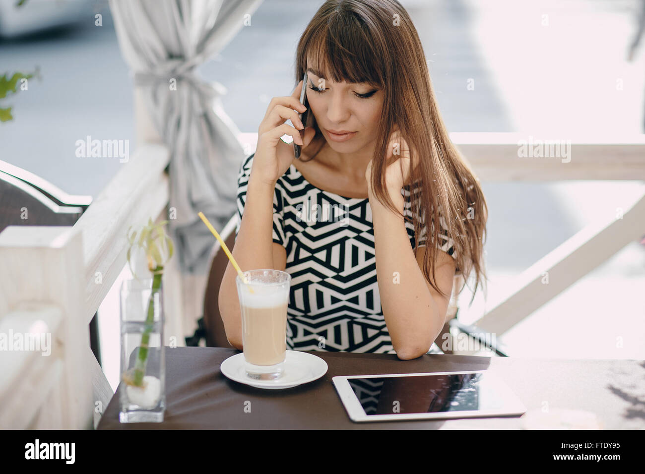 Mädchen mit Handy Stockfoto