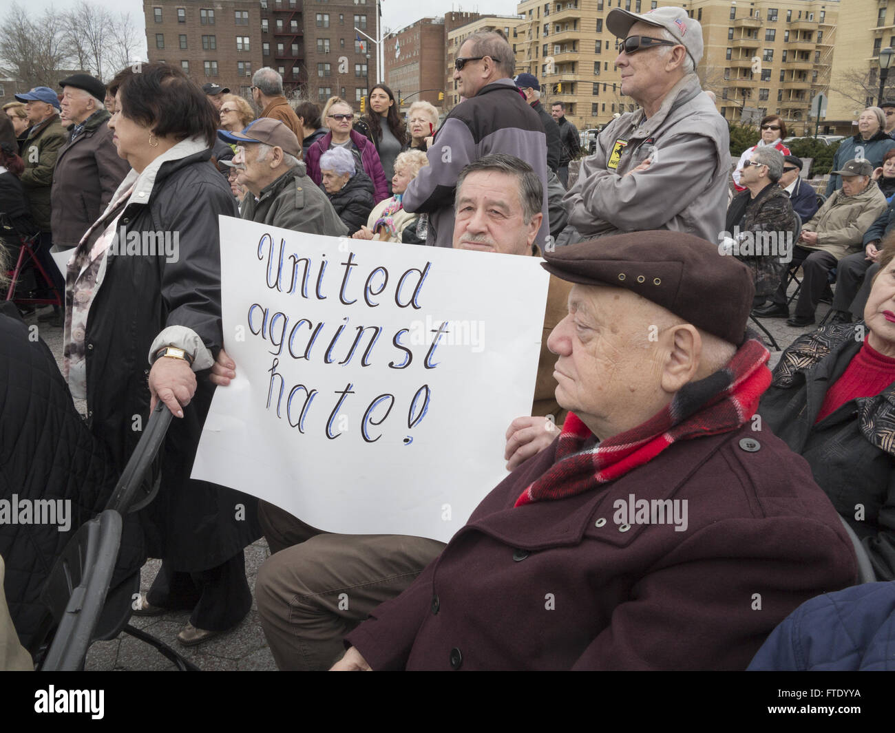 Kundgebung gegen Hass und Antisemitismus im Holocaust Memorial Park in Sheepshead Bay in Brooklyn, New York, 13. März 2016.  Mitglied Stockfoto