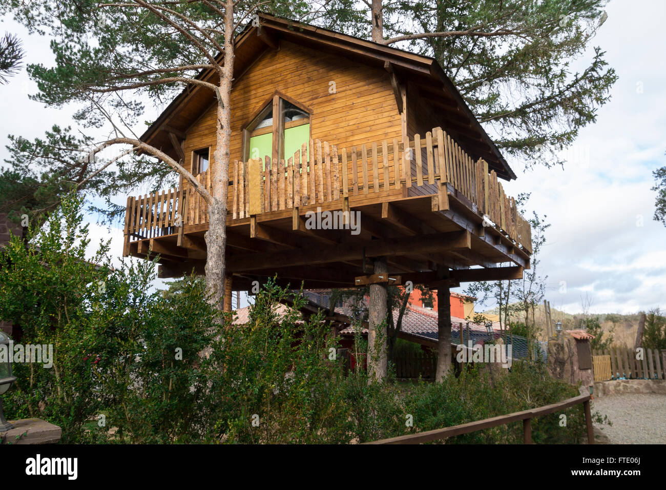 Holzhaus in der Spitze des Baumes Stockfoto