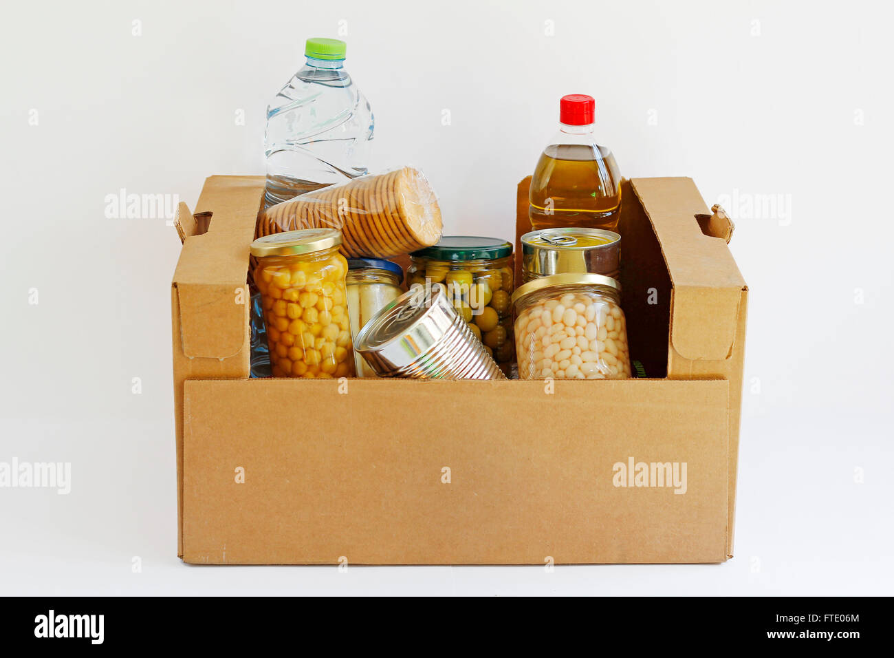 Essen in eine Spendenbox in einem weißen Hintergrund isoliert Stockfoto