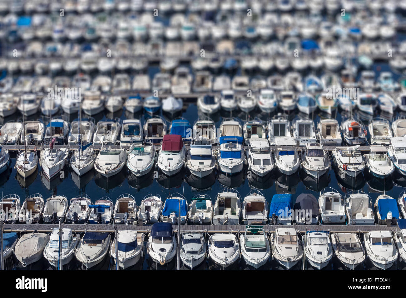 Boote, aufgereiht auf der Anklagebank der alte Hafen von Marseille, Frankreich Stockfoto