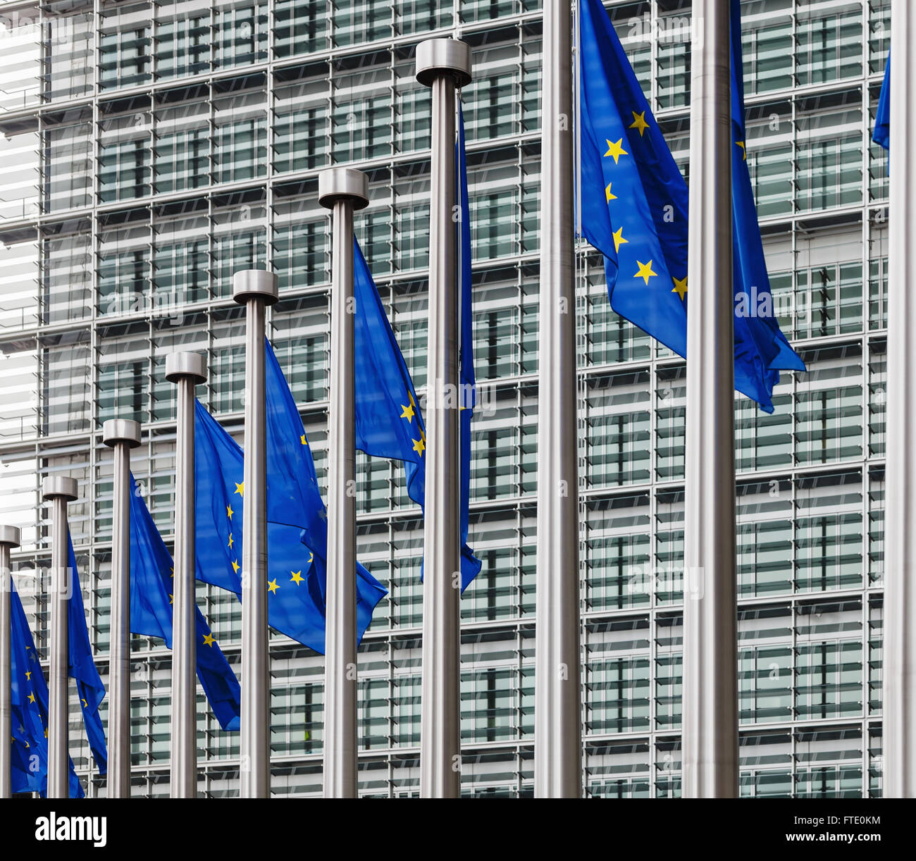 Flaggen der Europäischen Union vor Europäische Kommission Gebäude in Brüssel, Belgien Stockfoto