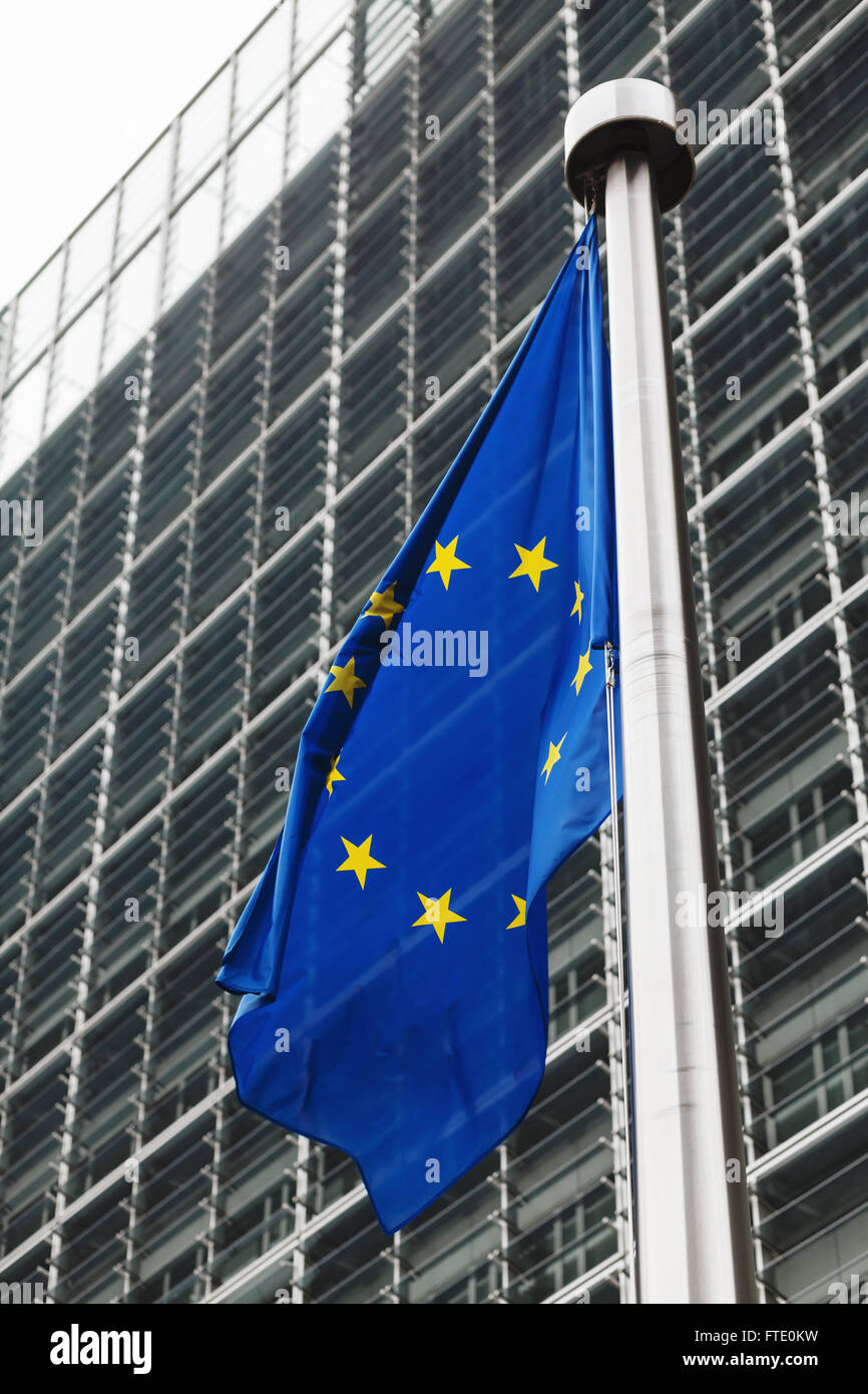 Flagge der Europäischen Union vor Europäische Kommission Gebäude in Brüssel, Belgien Stockfoto
