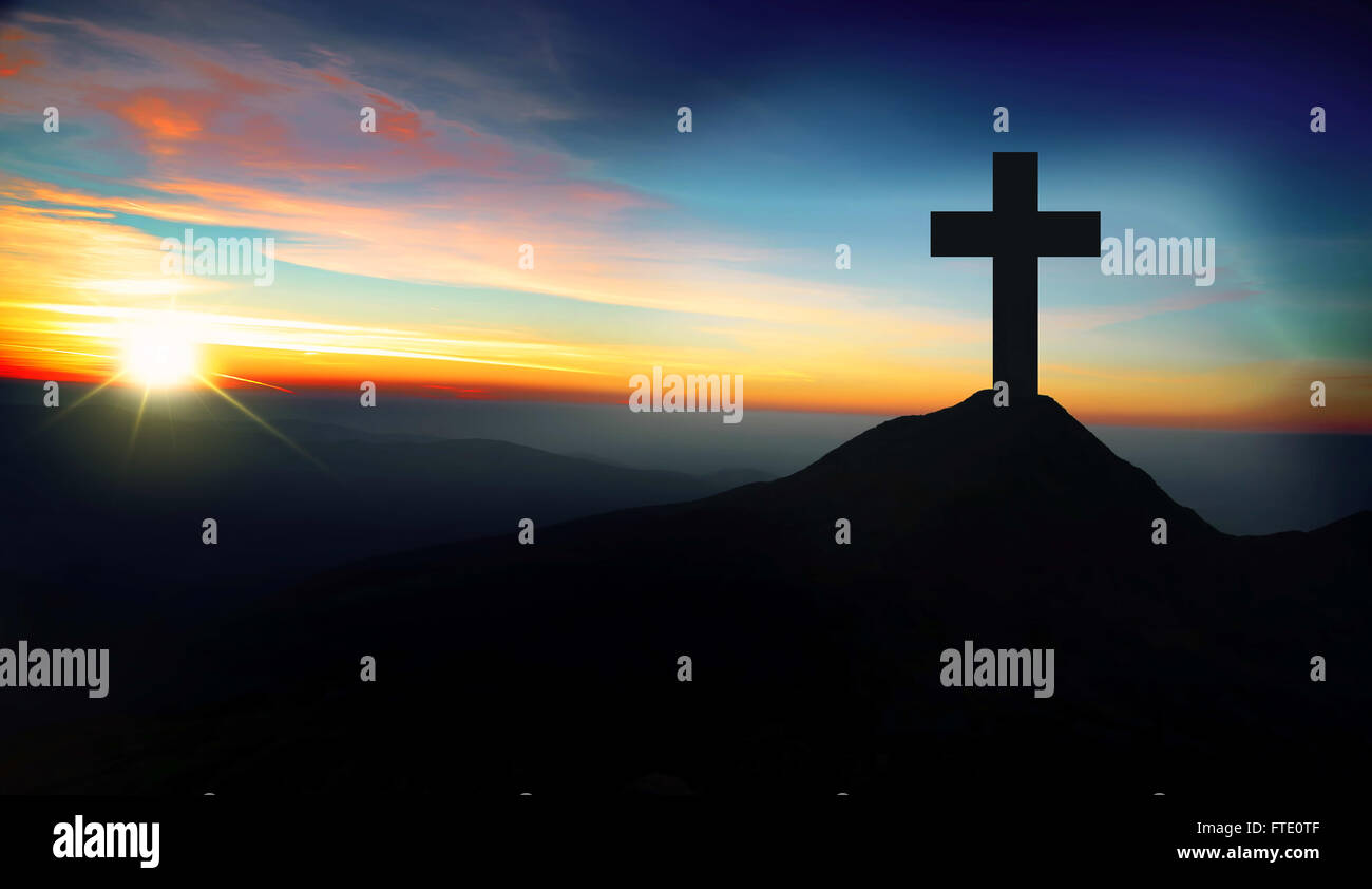 Christentum-Konzept mit christlichen Kreuz Silhouette auf dem Hügel bei Sonnenuntergang Stockfoto