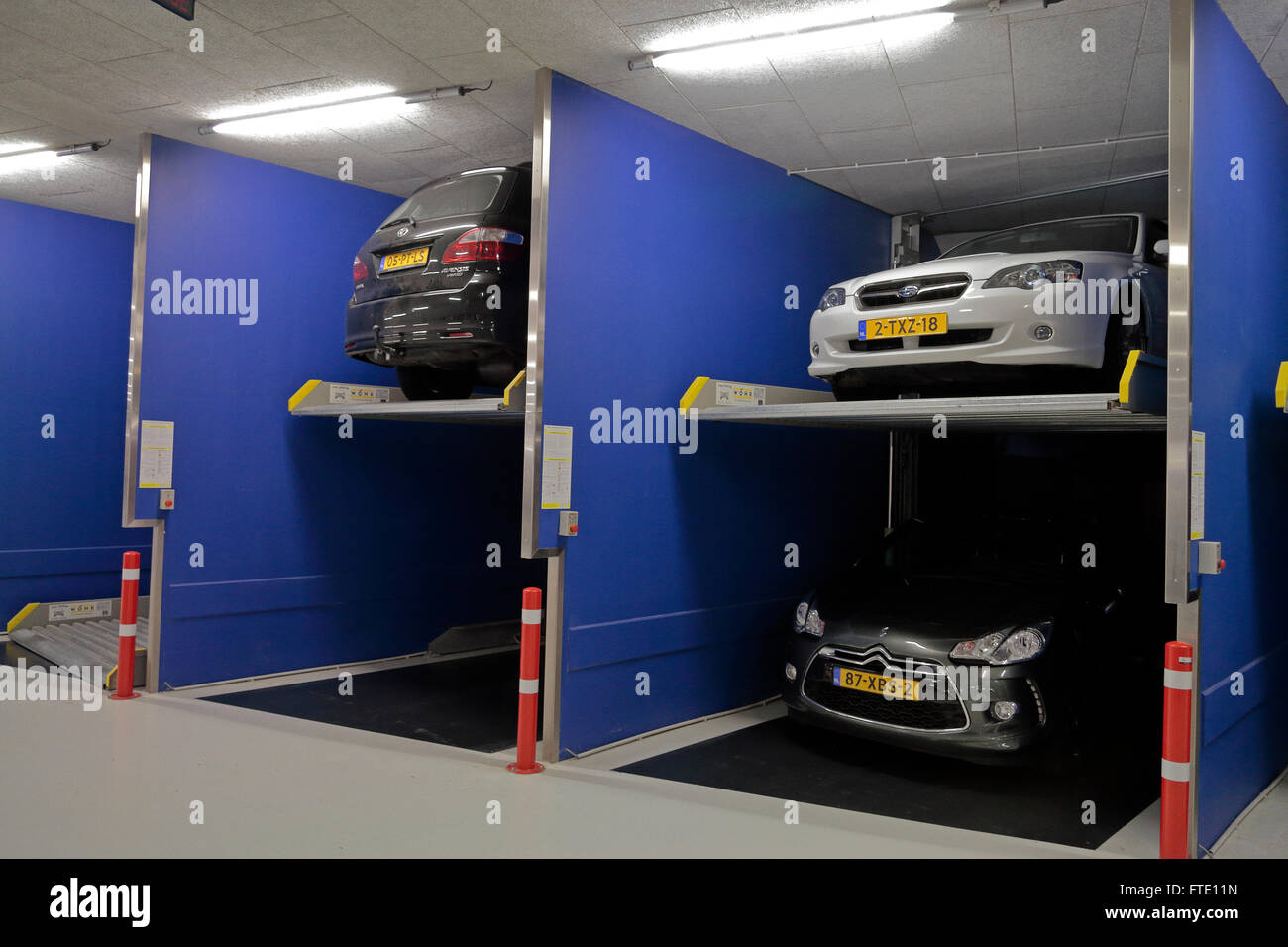 Ein Multi-Ebene, gestapelte Auto-Parksystem in Delft, Niederlande. Stockfoto
