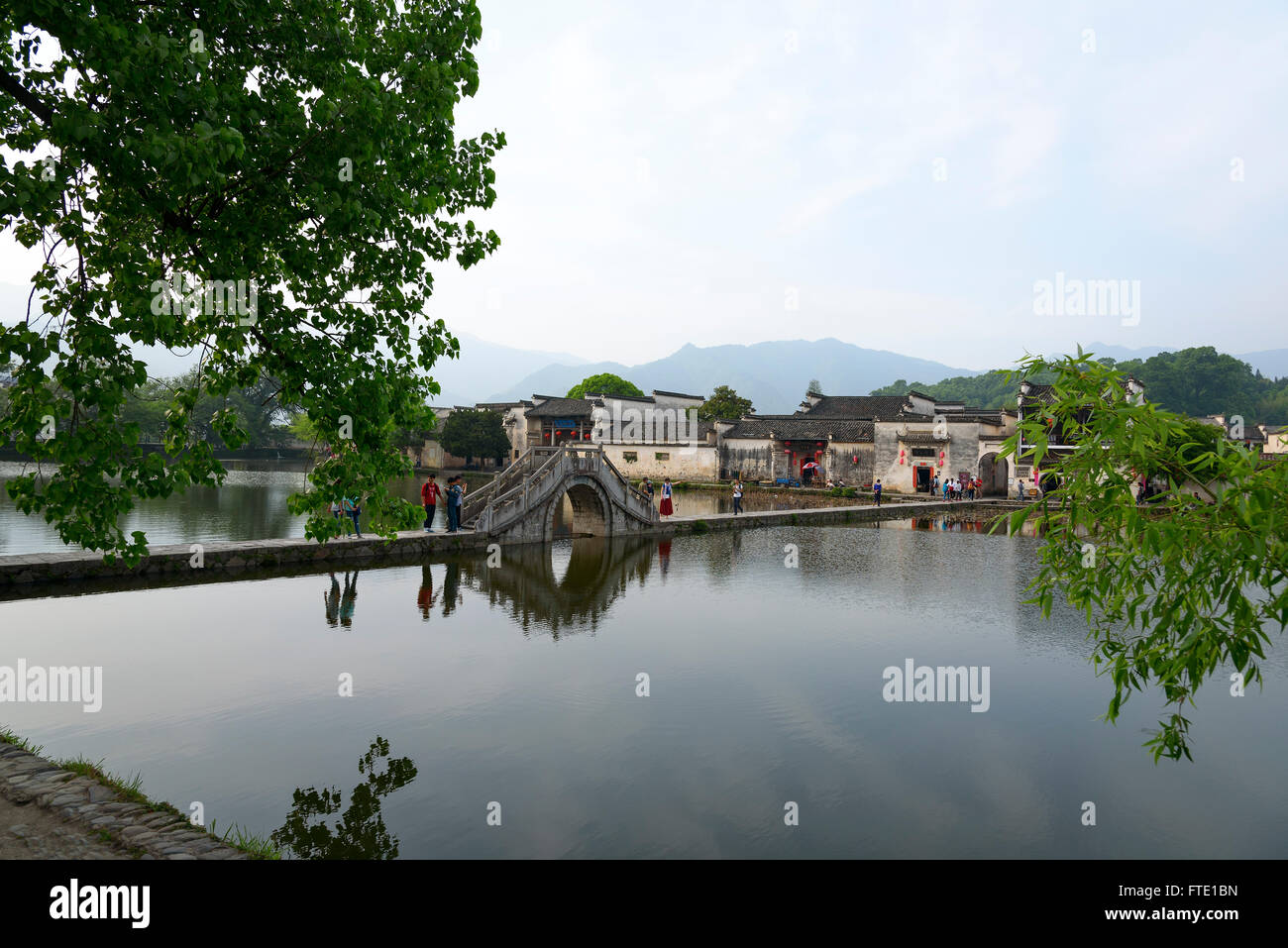 Straße und Brücke über den See Stockfoto