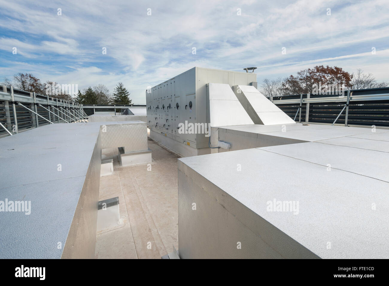 Große neue Dachterrasse Kanalisierung Stockfoto