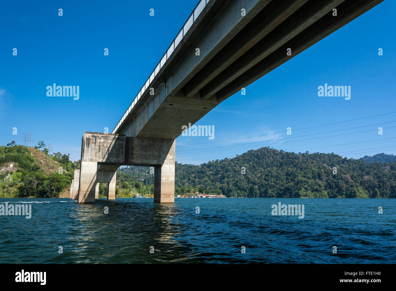 Unter der Brücke in sonnigen Tag, Temenggor See, Banding, Ost-West-Schnellstraße, Gerik, Malaysia Stockfoto