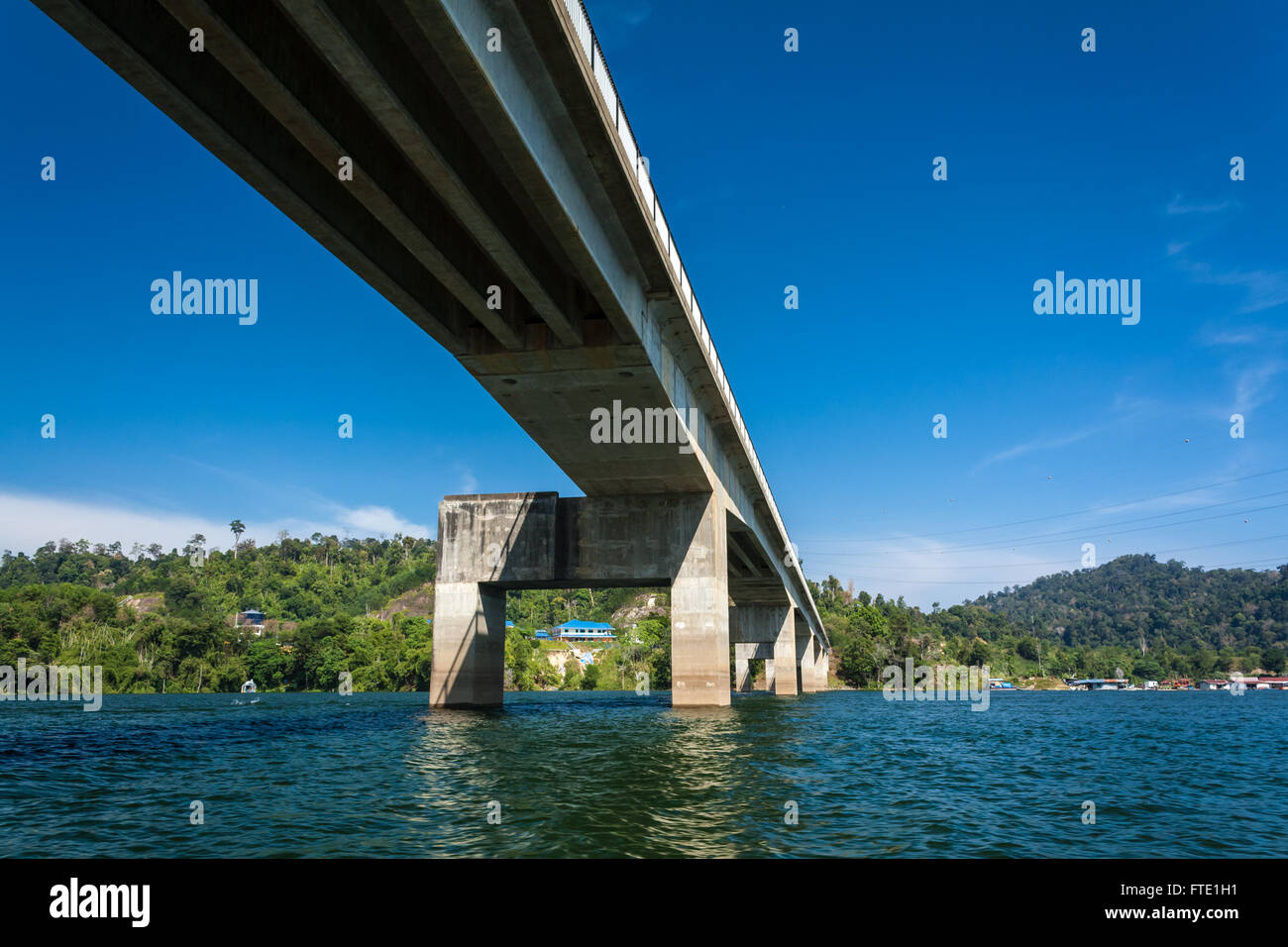 Unter der Brücke in sonnigen Tag, Temenggor See, Banding, Ost-West-Schnellstraße, Gerik, Malaysia Stockfoto