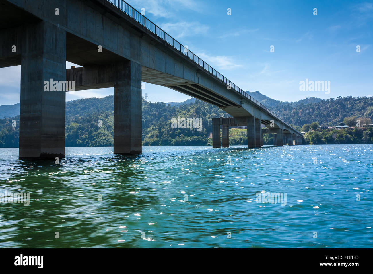 Brücke in sonniger Tag, Temenggor See, Banding, Ost-West-Schnellstraße, Gerik, Malaysia Stockfoto