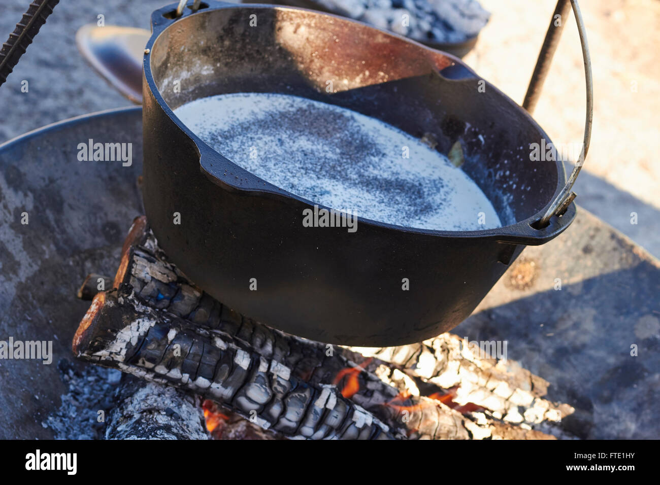 in einem gusseisernen Topf über dem offenen Feuer kochen, Cowboy Stil, Alpine, Texas, USA Stockfoto