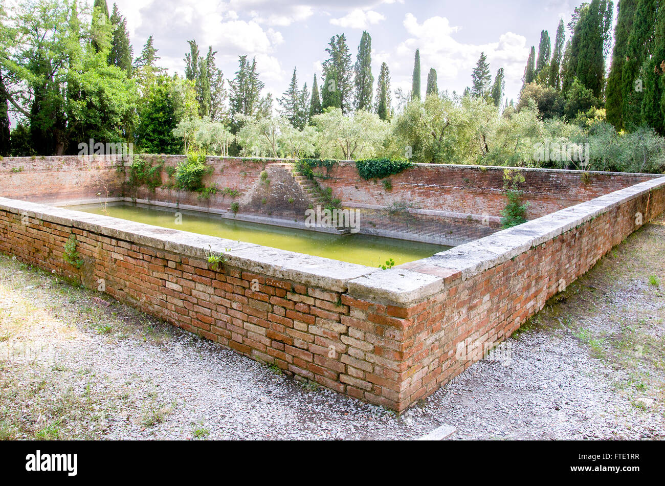 alten Lager Regenwasser Sammlung Wasserbecken in Monte Oliveto Maggiore Komplex Stockfoto