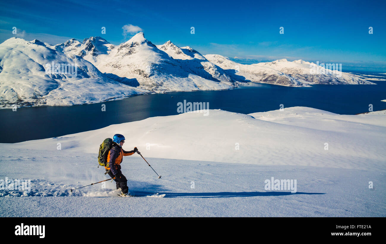 Skifahren am Rodtinden mit Blick in Richtung Store Blamann und das offene Meer, Kvaloya Troms Nordnorwegen Stockfoto