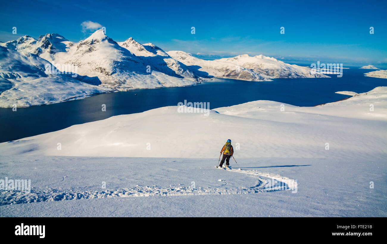 Skifahren am Rodtinden mit Blick in Richtung Store Blamann und das offene Meer, Kvaloya Troms Nordnorwegen Stockfoto