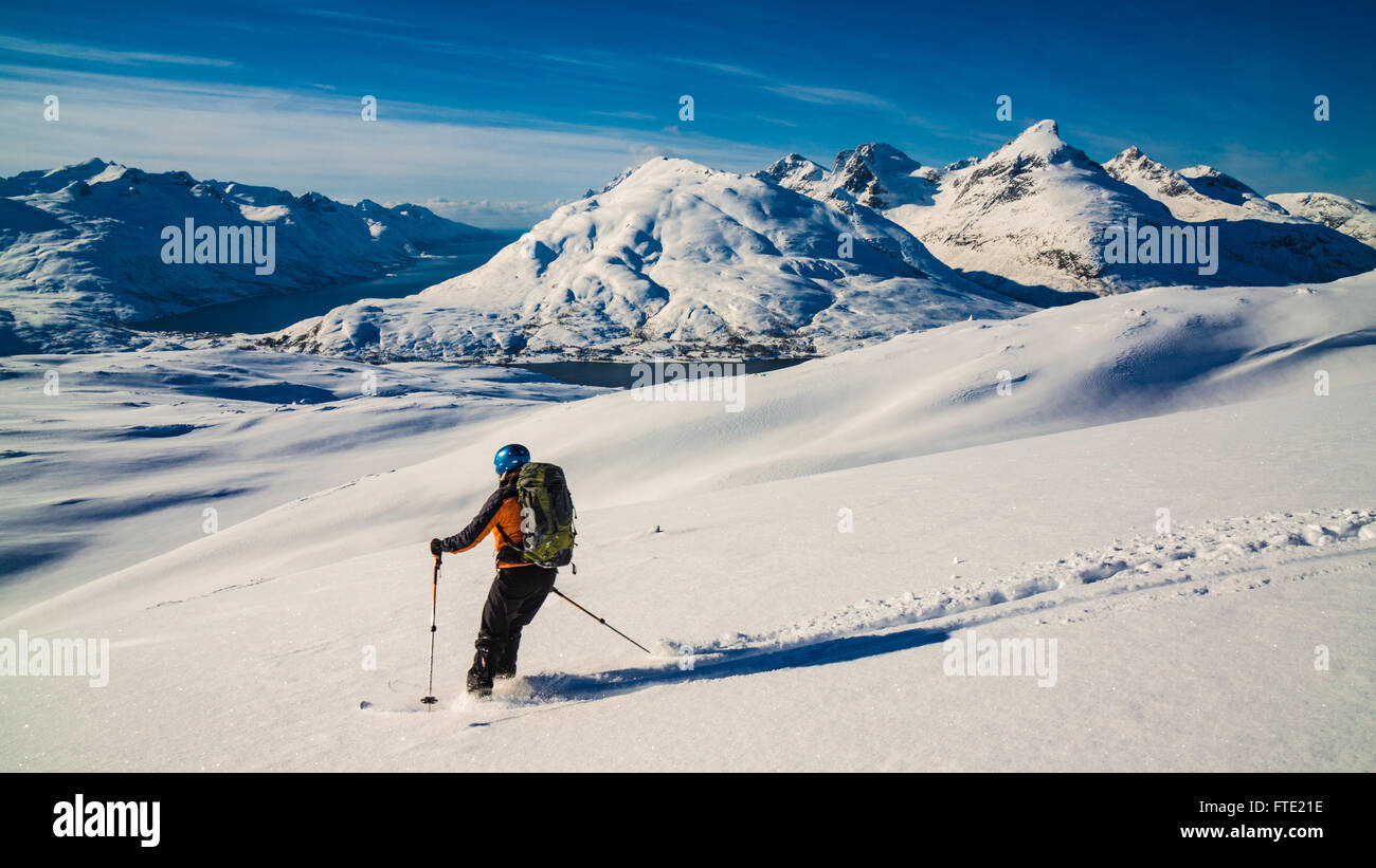 Skifahren am Rodtinden mit Blick in Richtung Store Blamann, Kvaloya-Troms, Nord-Norwegen Stockfoto