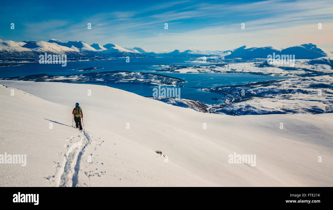 Skitouren am Rodtinden mit Blick in Richtung Eidkjosen, Kvaloya, Troms Nordnorwegen Stockfoto
