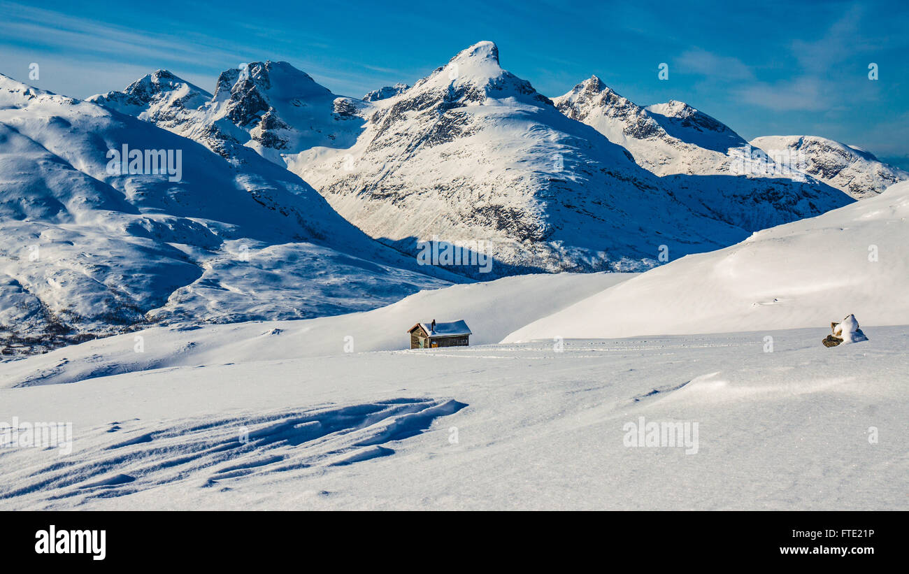 Ski-Hütte am Rodtinden mit Blick in Richtung Store Blamann, Kvaloya-Troms, Nord-Norwegen Stockfoto