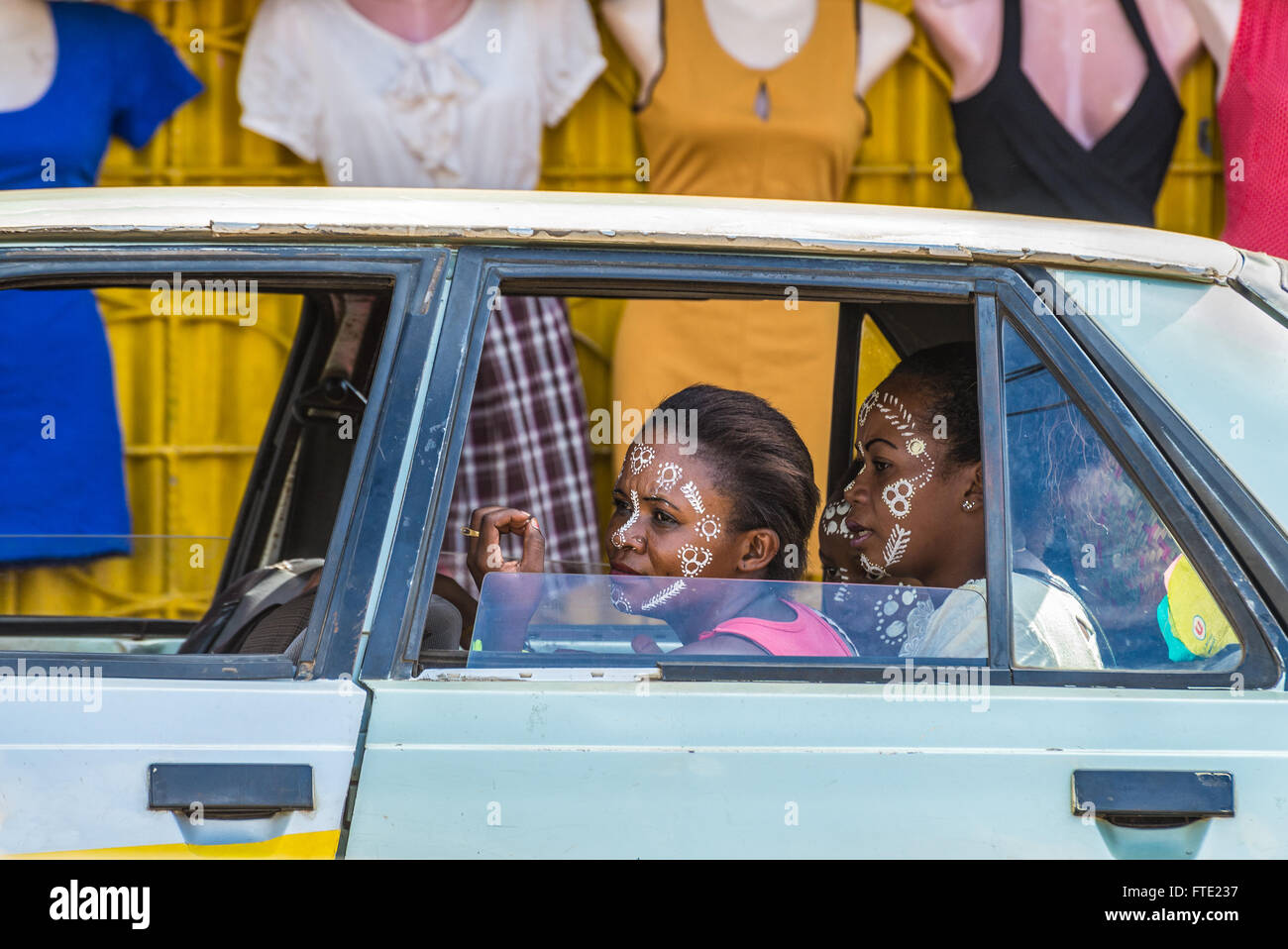 Ethnizität Sakalava mit traditionellen madagassische Frauen malen Maske im Auto auf dem Hintergrund der weibliche Schaufensterpuppen Stockfoto