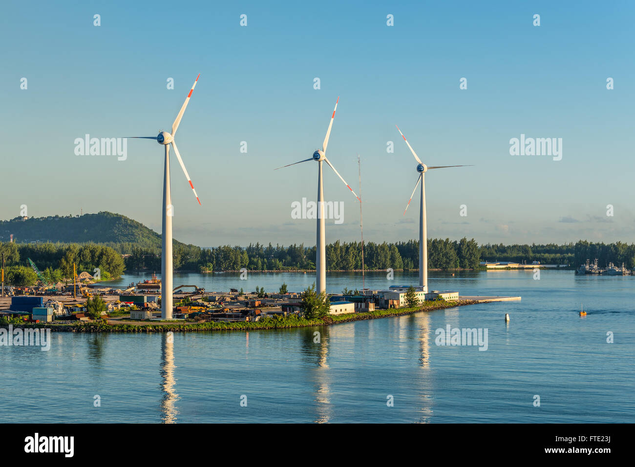 Windräder erzeugen sauberen Strom in der Morgendämmerung in Victoria, Mahé, Seychellen Stockfoto